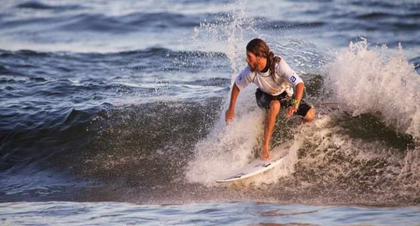 En invierno las playas de Punta del Este se pueblan de entusiastas surfistas locales...