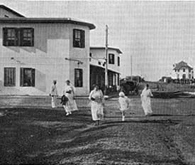 En calle 24 de la península aún hoy el Hotel British House se mantiene intacto