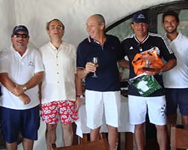 Derecha: Edgardo Gargano, gerente, Miguel Loinaz, presidente, Guillermo Timossi, presidente Honorario, Jose Luis Sordo, jugador del campeonato y Pablo Reta, profesor de tenis.