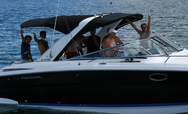 Embarcación “Guacamaya” con Ignacio Arocena y tripulación