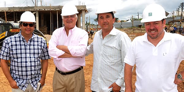 Fabio Caminiti de Edifiko Argentina, Carlos Ott, arquitecto que ideó el proyecto, el PR Horacio Maglione y Luis Taboada, director de obra