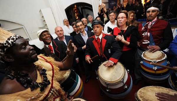 Como no podía faltar en una celebración con Carlos Páez Vilaró, los tambores se hicieron escuchar