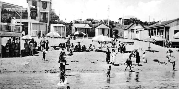 En dos plantas, con vista sobre la playa, la casa construida por el Comodoro Juan Máximo Gorlero. Desde ella se veía la playa y el mar.