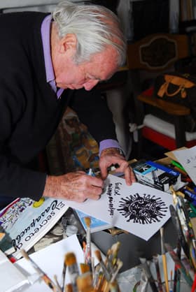 Vilaró, en cuestión de minutos dibuja su característico sol que ya es un ícono en todo su arte