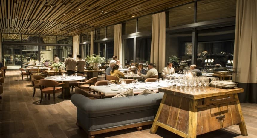 Situado en lo alto de la quebrada, se encuentra el restaurante de Bodega Garzón: platos tradicionales y productos frescos de cada estación.