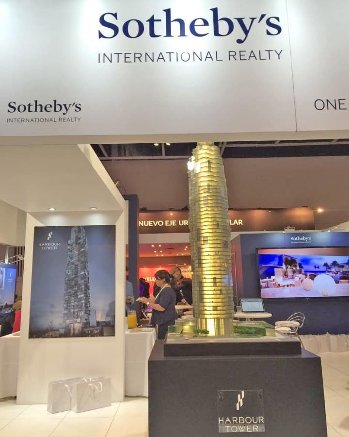 Stand de One Sotheby´s, empresa especializada en propiedades de lujo en Miami.