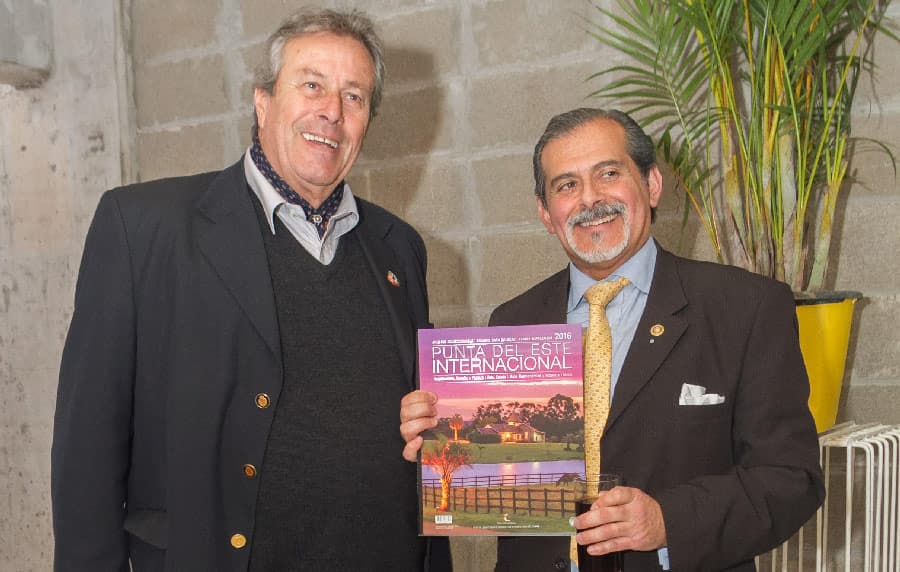 El Intendente de Maldonado, Ing. Enrique Antía, y el Presidente de Board of Governors, Dr, Daniel Reta, junto a la Edición 2016 del Anuario Coleccionable Punta del Este Internacional