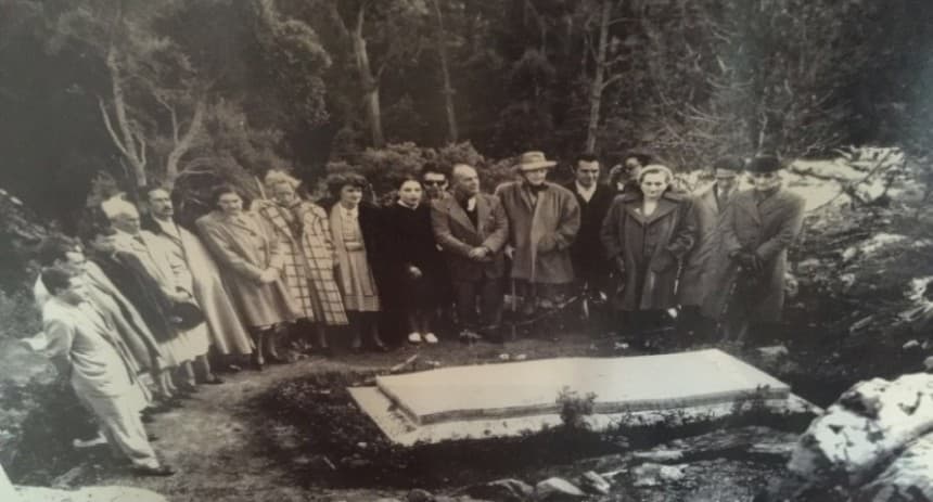 La tumba de Don Antonio Lussich, ubicada frente a su antigua casona de veraneo…