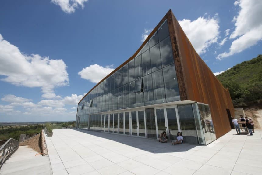 A lo largo del proceso de elaboración de los vinos, Viña Edén emplea energía eólica y solar en su totalidad.