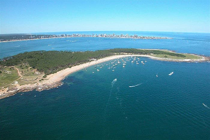 La isla Gorriti puede contemplarse desde la Playa Mansa, entre Punta Ballena y el puerto de Punta del Este...