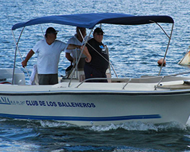 Embarcación “Titania” con Eduardo Decker, representantes de Club de los Balleneros
