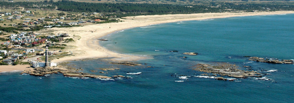 Excelente vista del balneario José Ignacio, sus hermosas costas y el icónico Faro