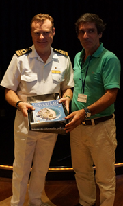Capitán del crucero junto a Martín Laventure, Alcalde de Punta del Este