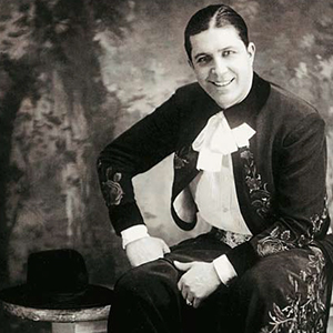 Carlos Gardel, vestido de gaucho y fotografiado por José Silva en su estudio de Montevideo, en 1923. El Zorzal cantó a capella en una esquina de San Carlos frente a sus devotos seguidores