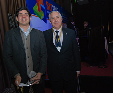 Pablo Andreani ganador del premio, junto a Carlos Ipuche, director Colegio De Martilleros