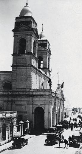 La Catedral de Maldonado, tal como lucía en las primeras décadas del siglo XX. Los autos de la época circulaban entre carretas