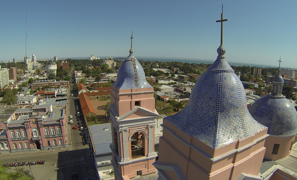 Vista aérea sobre la Catedral, donde también puede distinguirse el Cuartel de Dragones detrás