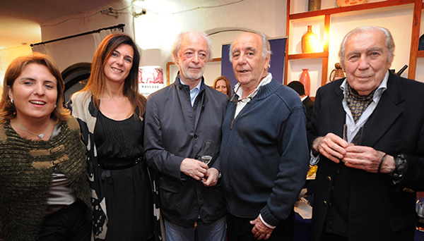 Carlos Páez Vilaró junto a Enrique Llamas de Madariaga y su señora, Denise Pessana, López Mena y su señora, Laura