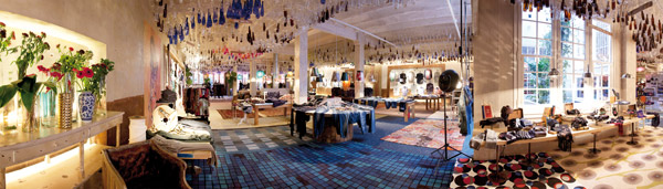 Imagen panorámica del interior de la tienda Show-room en Barcelona