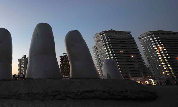 "Los Dedos", símbolo de nuestra ciudad, que por años ha observado el progreso de Punta del Este, sus inversiones y sus cambios