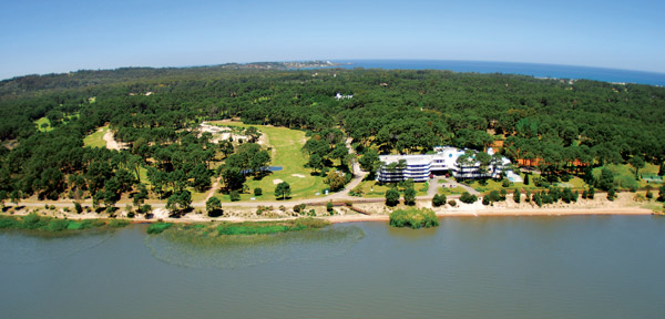 A orillas de la Laguna del Sauce se encuentran residencias privadas y el Hotel del Lago con la cancha de golf mas exclusiva de Sudamérica.