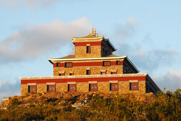 En el borde del vecino departamento de Lavalleja, se encuentra el Monasterio Chagdud Sengue Dzong, Centro de Budismo Tibetano Vajrayana