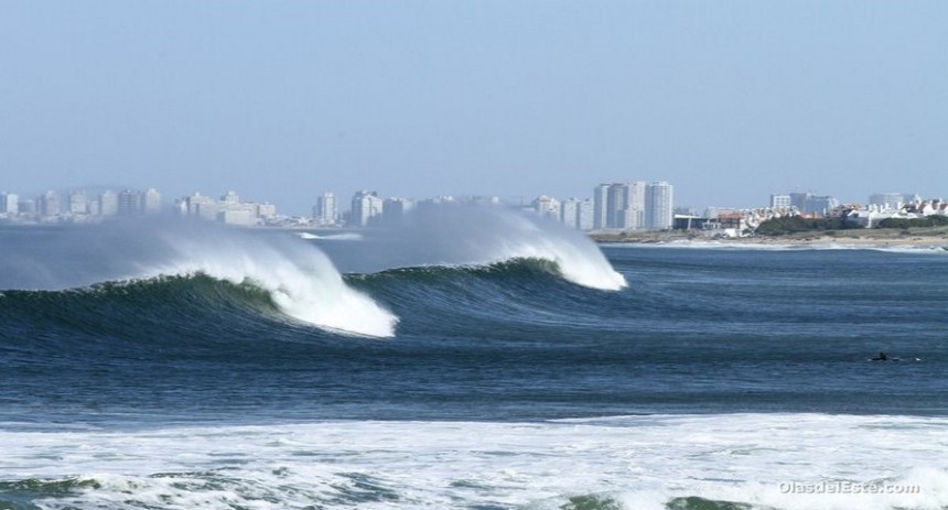 Foto de alguna ola en Punta del Este, por "Olas del Este".