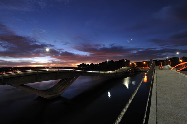 El emblemático puente de La Barra, un tradicional pasaje de la noche esteña...