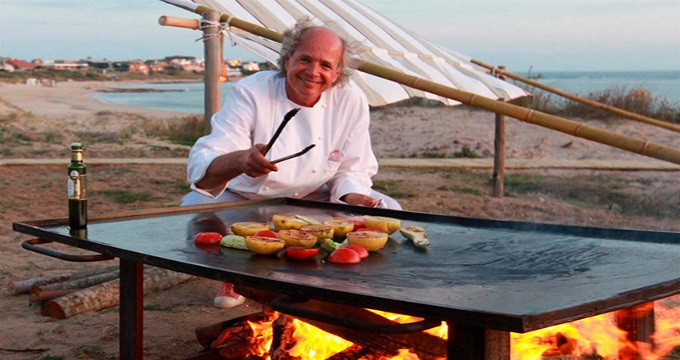 Con las manos en el fuego: el chef argentino Francis Mallman cocinando en  su restaurante en pueblo Garzón.
