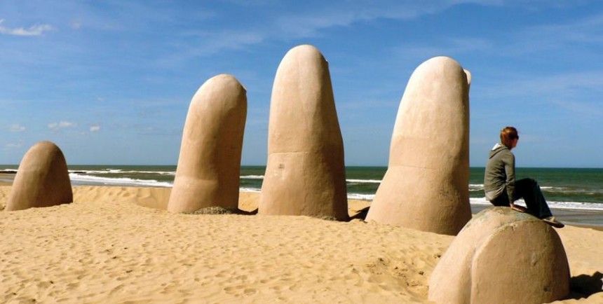 Los míticos "dedos" de Punta del Este, obra del escultor chileno Mario Irarrázabal