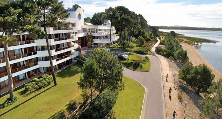 Hotel del Lago, situado en un entorno natural de pinos y con el mejor campo de golf del país.