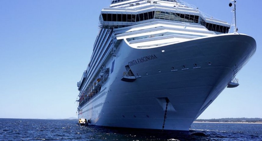 El majestuoso Costa Fascinosa, el crucero más grande de bandera italiana, visitando las azules aguas de Punta del Este.
