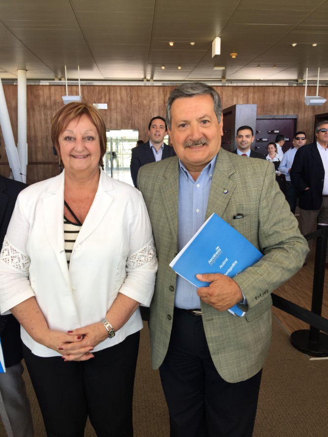 La ministra de Turismo, Liliam Kechichián y Gustavo Carceglia, El gerente general para Uruguay de Aerolíneas Argentinas.