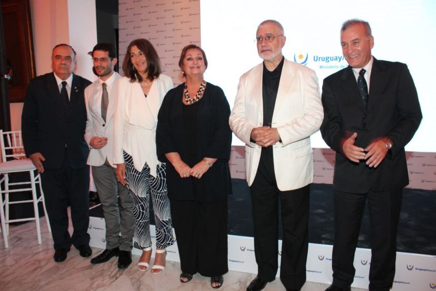Héctor Lescano, embajador de Uruguay en Argentina, junto a la Ministra de Turismo, Liliam Kechichián y el Subsecretario del Ministerio de Turismo, Benjamin Liberoff, entre otros de los asistentes que concurrieron al lanzamiento de la temporada 2016-2017...