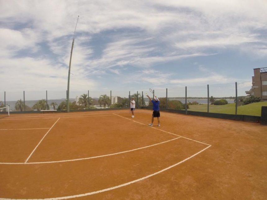 12 parejas participaron en las canchas del club del Torneo de Tenis Dobles Caballeros.